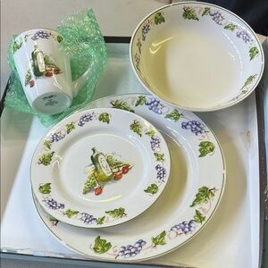 Grape Vine Dinnerware Set - White and Green - 4 cups , 4 plates, 4 bowls